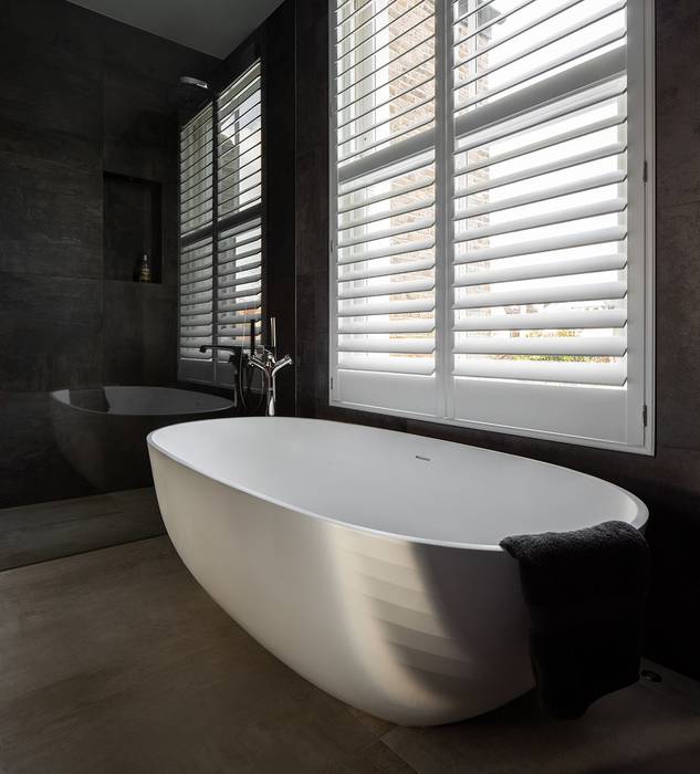 A Classic Contemporary Home in Clapham South, Plantation Shutters Ltd Plantation Shutters Ltd Modern bathroom Wood Wood effect