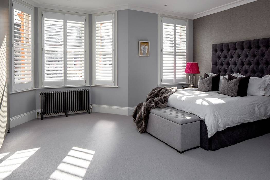 A Classic Contemporary Home in Clapham South, Plantation Shutters Ltd Plantation Shutters Ltd 小さな寝室 無垢材 多色
