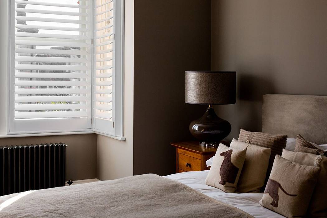 A Classic Contemporary Home in Clapham South, Plantation Shutters Ltd Plantation Shutters Ltd Small bedroom Solid Wood White