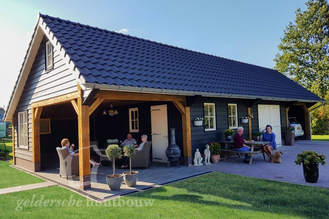 Houten schuur met overkapping Geldersche Houtbouw Landelijke garage Hout Hout Plant,Lucht,Raam,Gebouw,Schaduw,Gras,Deur,Vrije tijd,Huisje,opruimen