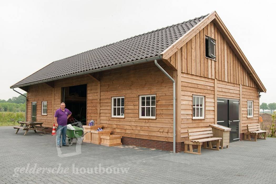 Schuren met overkapping, Geldersche Houtbouw Geldersche Houtbouw Wiejski garaż Drewno O efekcie drewna