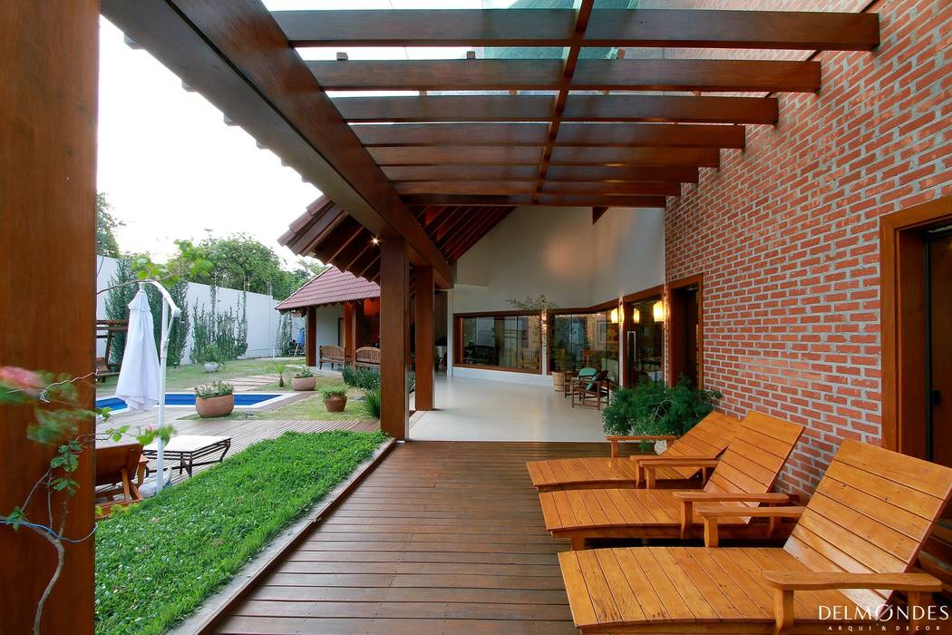 Residência E & A, Delmondes Arquitetura e Interiores Delmondes Arquitetura e Interiores ระเบียง