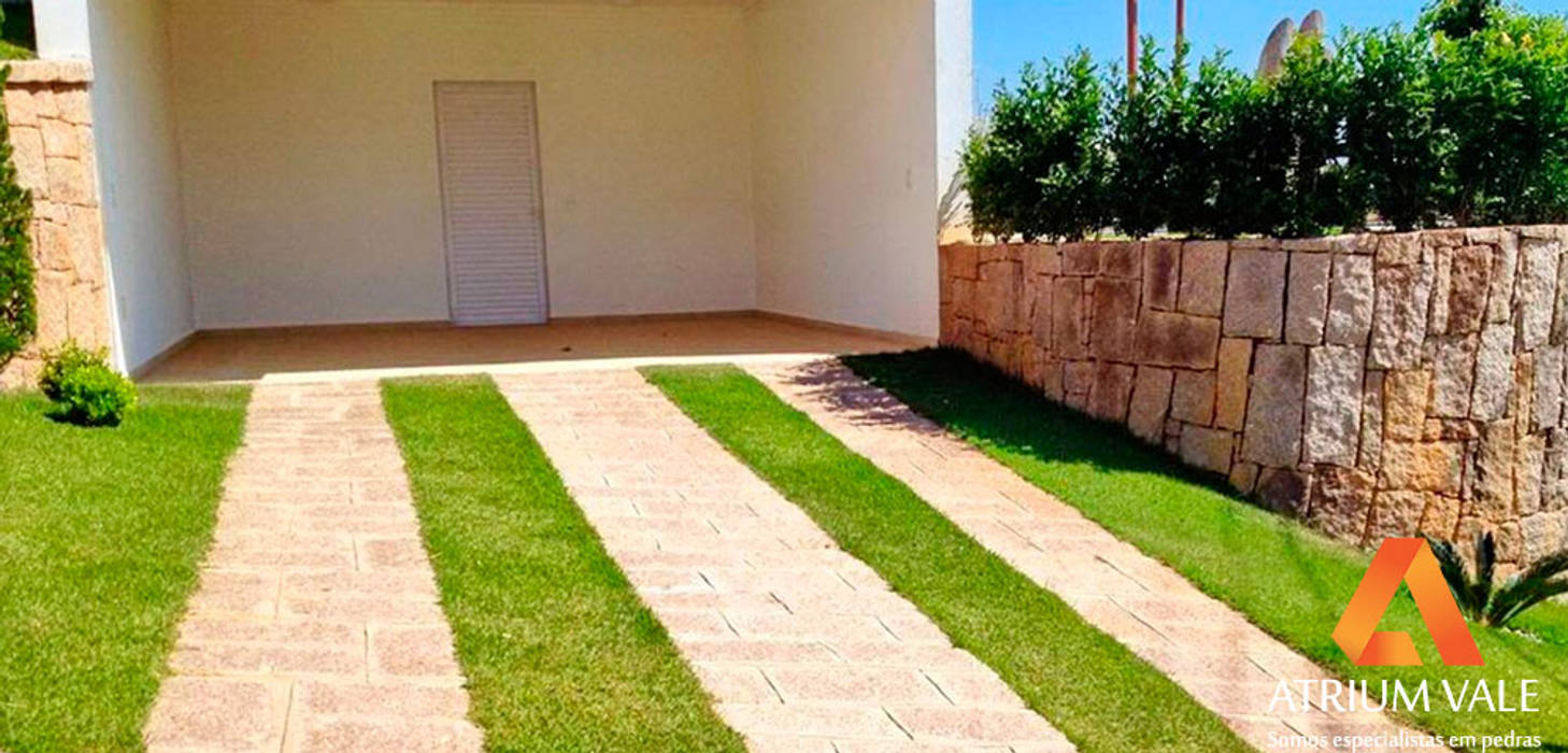 Calçamento com Folheta, Atrium Vale Pedras e Projetos Atrium Vale Pedras e Projetos ประตูโรงรถ แกรนิต