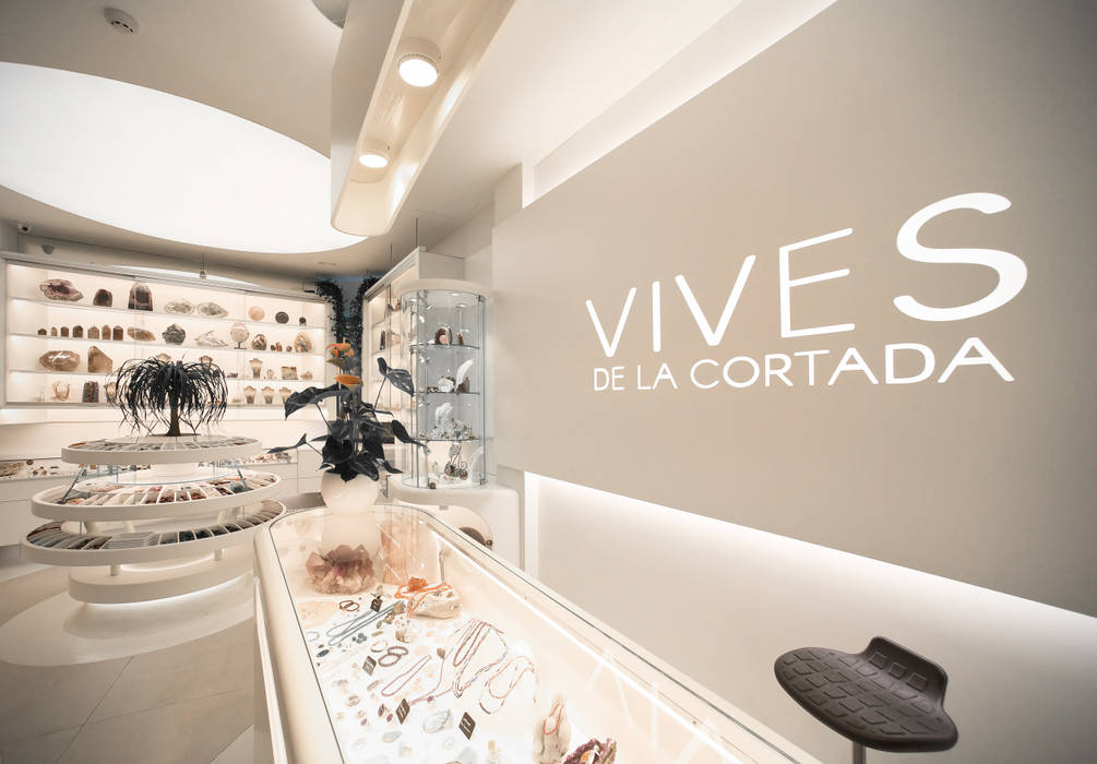 "Vives de la Cortada", estudijaumepla estudijaumepla Espacios comerciales Espacios comerciales