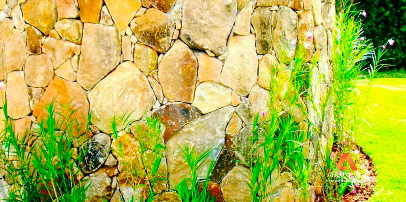 Revestimento com pedra em muro Atrium Vale Pedras e Projetos Paredes e pisos rústicos Pedra revestimento,muro de pedra,pedra,jardim,pedra natural,moledo