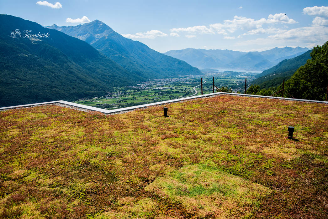 Armonia Alpina: Villa TR - Riflessi Naturali e Modernità Integrata, studio bioprogettazionetarca di tarca davide studio bioprogettazionetarca di tarca davide Flat roof چونا