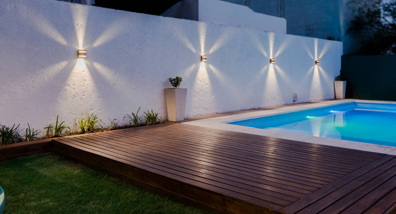 DECK E ILUMINACIÓN CLAUDIA BREPPE Jardines de estilo minimalista