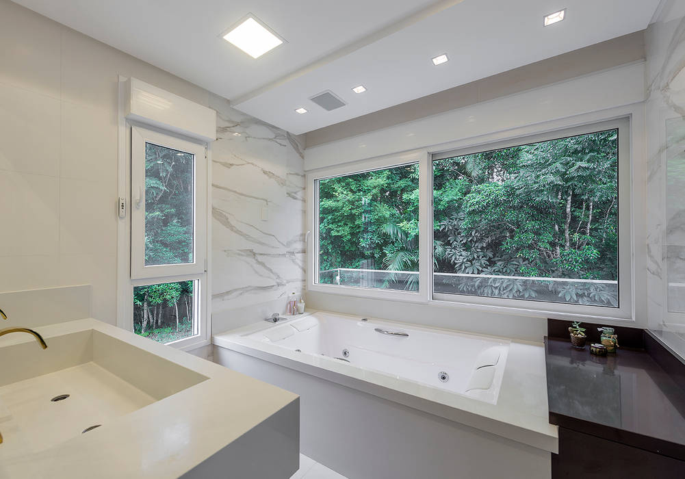 Integração com área externa é destaque em projeto arquitetônico, Espaço do Traço arquitetura Espaço do Traço arquitetura Modern Bathroom