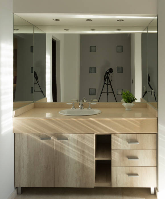 Baño con mueble a medida CLAUDIA BREPPE Baños modernos