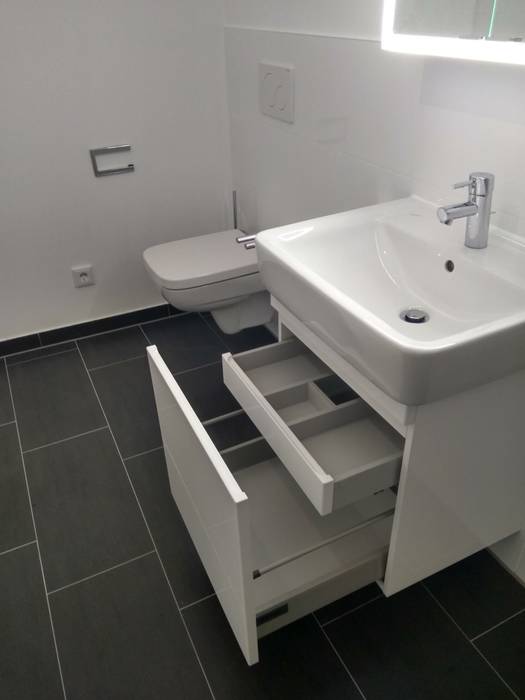 Badumbau, DAS BADEZIMMER-RHEIN-MAIN DAS BADEZIMMER-RHEIN-MAIN Modern style bathrooms Storage