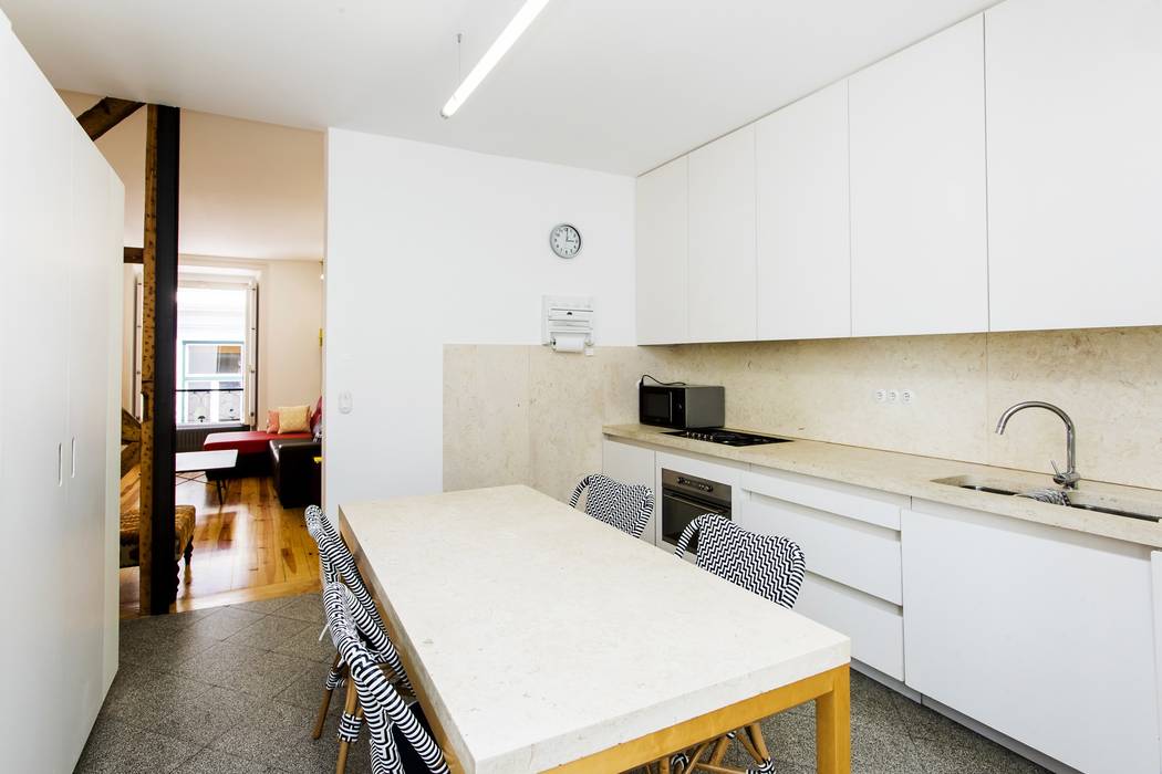 Apartamento T4 Misericordia Cozinhas mediterrânicas por EU LISBOA Mediterrânico