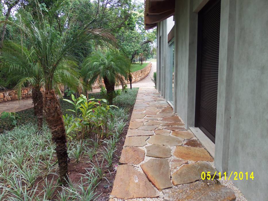 Calçada de pedra com pedra cacão em junta de massa. Bizzarri Pedras Jardins de pedras calçamento,pedra cacão,calçada em pedra,jardim,paisagismo