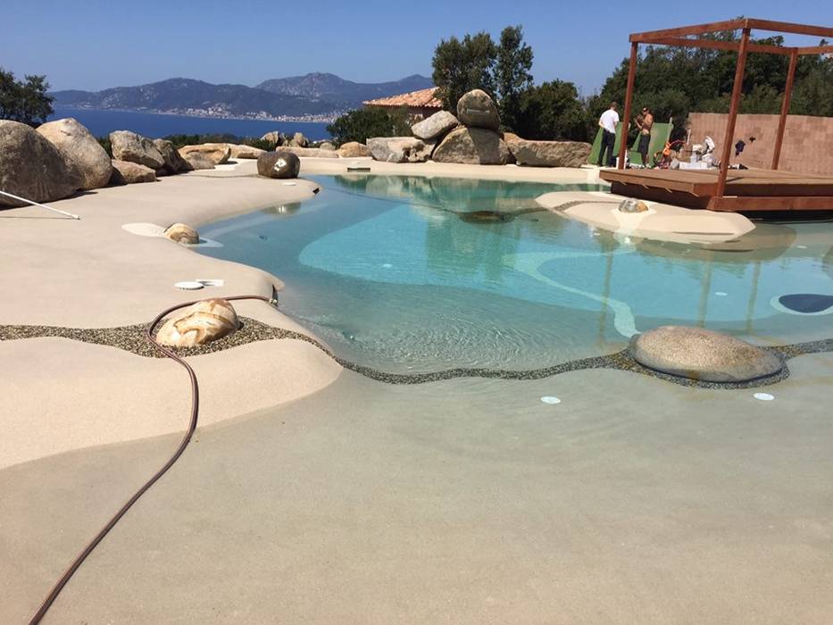 Piscina naturale con Effetto Spiaggia, ROCKS GARDENS DESIGN ROCKS GARDENS DESIGN สระในสวน หิน