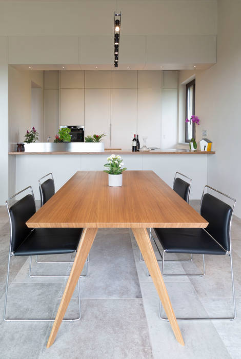 Sala da pranzo con tavolo in legno Soffici e Galgani Architetti Sala da pranzo minimalista cucina,tavolo in legno,luce,lampadario,luce a soffitto,Antonangeli