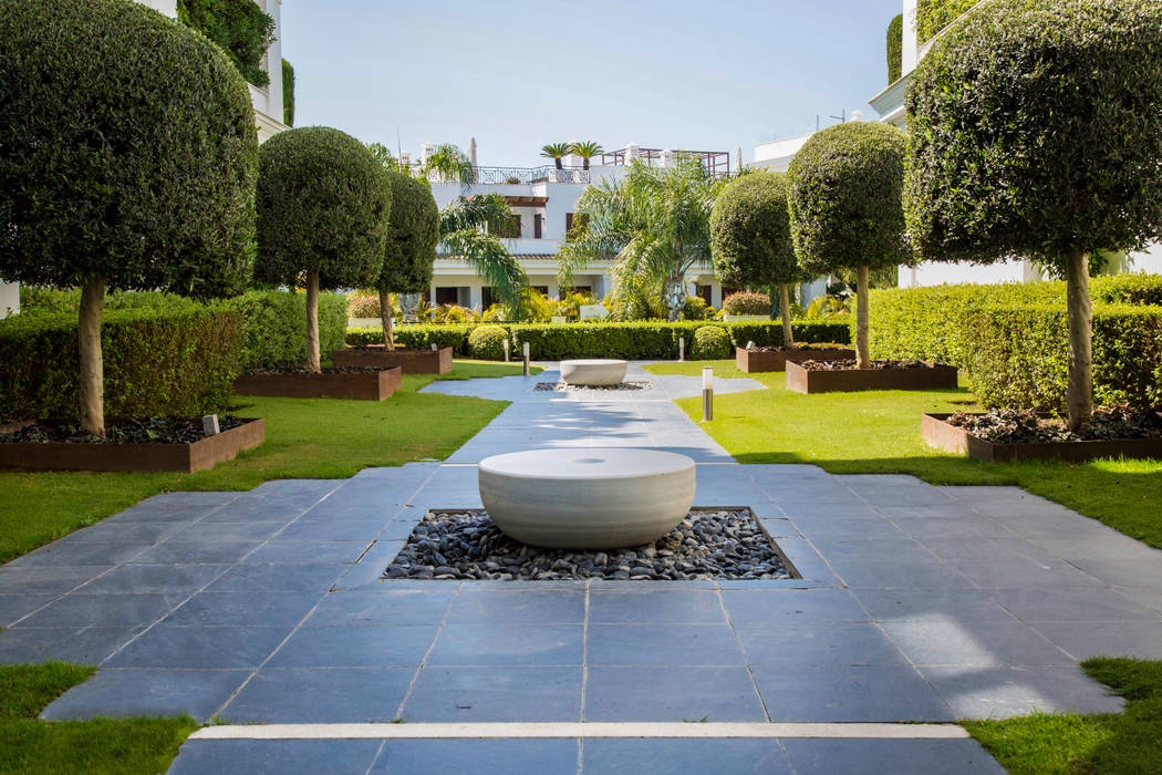 Ejecución de Jardines · Urbanización Doncella Beach (Estepona), La Menara | Estudio de Paisajismo y Jardinería La Menara | Estudio de Paisajismo y Jardinería Jardines de estilo moderno