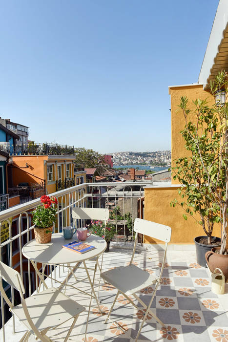 Private House Project-2 by KAROİSTANBUL, KAROİSTANBUL KAROİSTANBUL Balcony Tiles