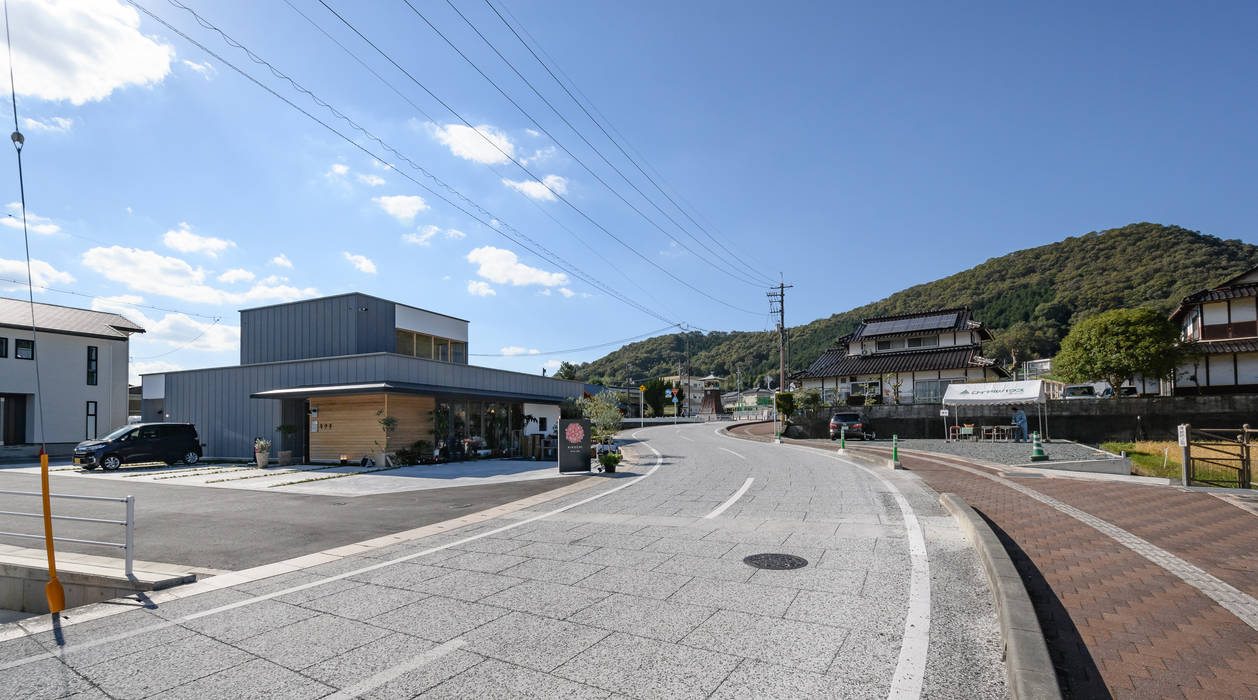 お花屋さんのおうち, 風景のある家.LLC 風景のある家.LLC Casas de madera Cerámico