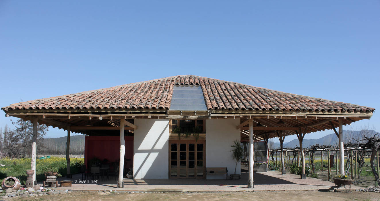 Reparación y Rehabilitación de Galpón en Toquihua por ALIWEN, ALIWEN arquitectura & construcción sustentable - Santiago ALIWEN arquitectura & construcción sustentable - Santiago Colonial style house