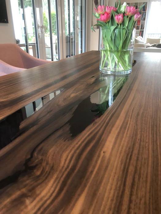 Esstisch mit Glaswangen in Nussbaum aus einer ganzen Stammbohle, Bernhard Preis - Interior Design aus der Region Tegernsee Bernhard Preis - Interior Design aus der Region Tegernsee Modern dining room Tables