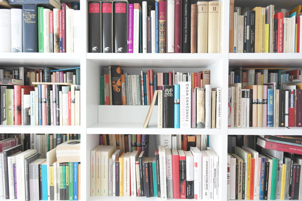 GANTZ-Bücherstufe GANTZ - Regale und Einbauschränke nach Maß Minimalistische Arbeitszimmer Holzwerkstoff Weiß Bücherstufe