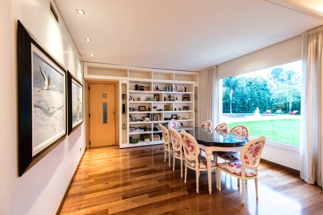 Casa CNSD, Luis Barberis Arquitectos Luis Barberis Arquitectos Eclectic style dining room Solid Wood Multicolored