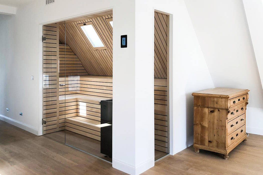 Sauna im 100 qm großen Wellnessbereich | KOERNER Saunamanufaktur KOERNER SAUNABAU GMBH Sauna Sauna,Wellness,Weißtanne,Dachschräge,Design-Sauna,Glasfront