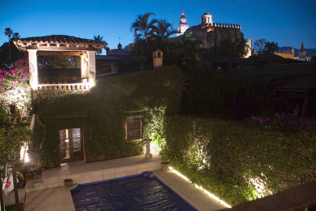 Casa Chica de Cortes, AT arquitectos, México., AT arquitectos AT arquitectos Balcony