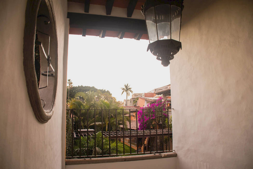 Casa Chica de Cortes, AT arquitectos, México., AT arquitectos AT arquitectos Colonial style balcony, porch & terrace