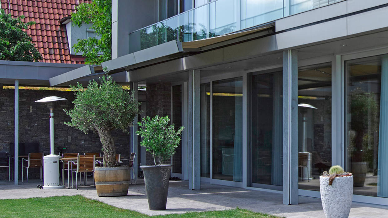 Markise in der Hauswand Markisen Zanker im Raum Stuttgart Moderner Balkon, Veranda & Terrasse Aluminium/Zink markise,beschattung,sonnenschutz,terrasse,fassade