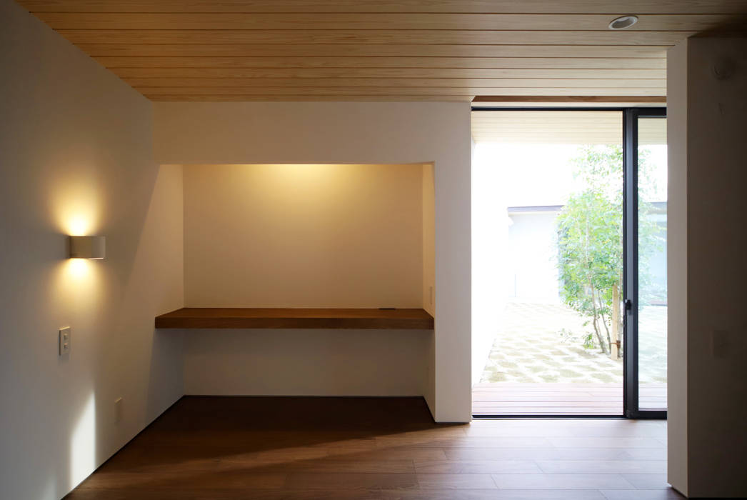 スタイリッシュな平屋のコートハウス, kisetsu kisetsu Modern style bedroom