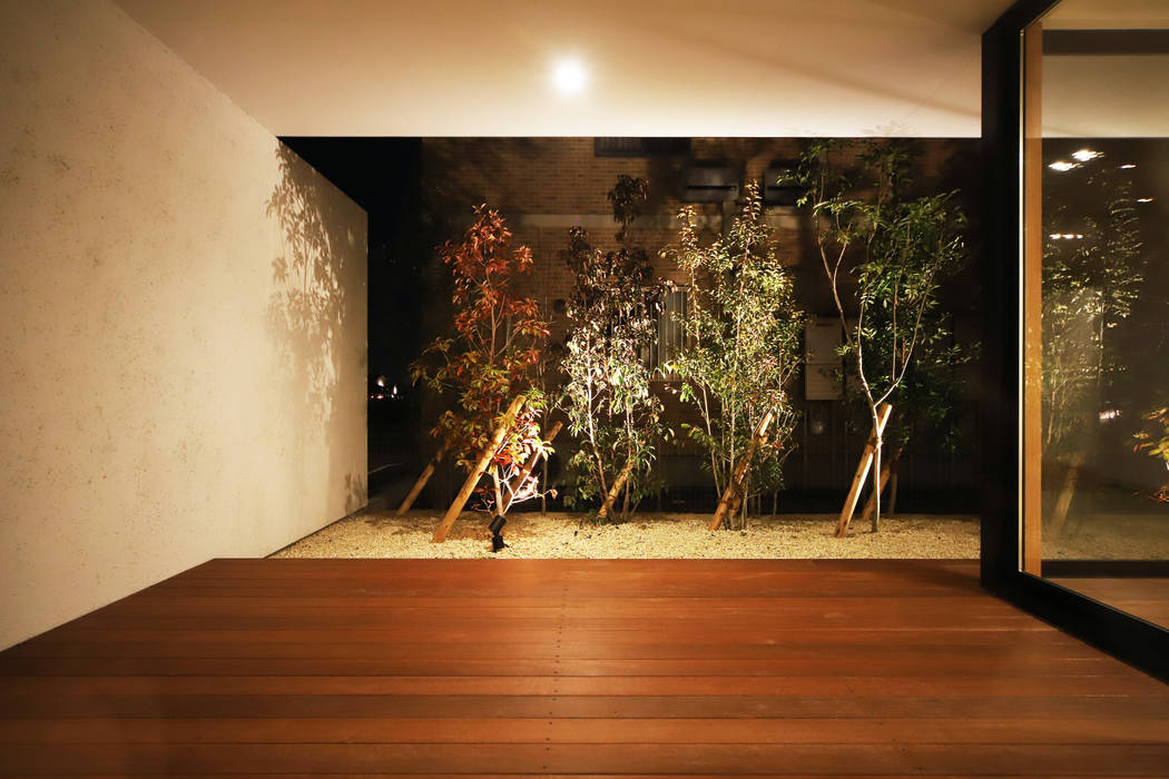 玄関の軒の存在感が異彩を放つ家, kisetsu kisetsu Modern Garden