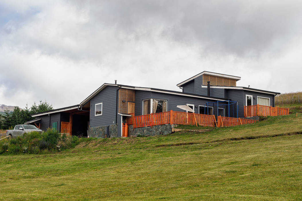 Fachada Sur Oriente homify Casas de campo Derivados de madera Transparente