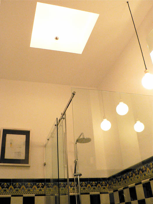 Lucernario en el cuarto de baño Estudio1403, COOP.V. Arquitectos en Valencia Baños de estilo ecléctico