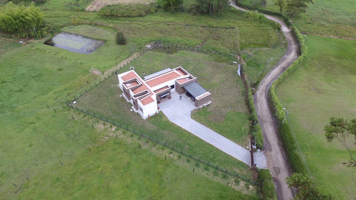 CASA LA COLINA - LLANOGRANDE ESPIRAL STUDIO Casas campestres casa,campestre,construccion,diseño,arquitectura,interiorismo