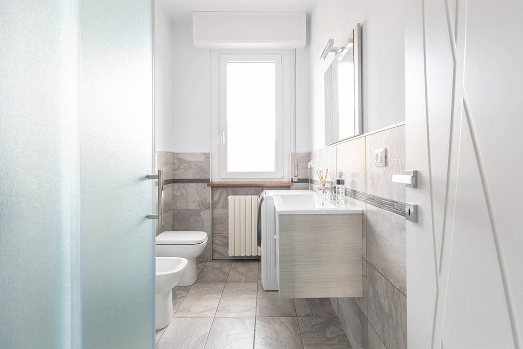 Ristrutturazione appartamento di 100 mq a Bariano, Bergamo, Facile Ristrutturare Facile Ristrutturare 現代浴室設計點子、靈感&圖片