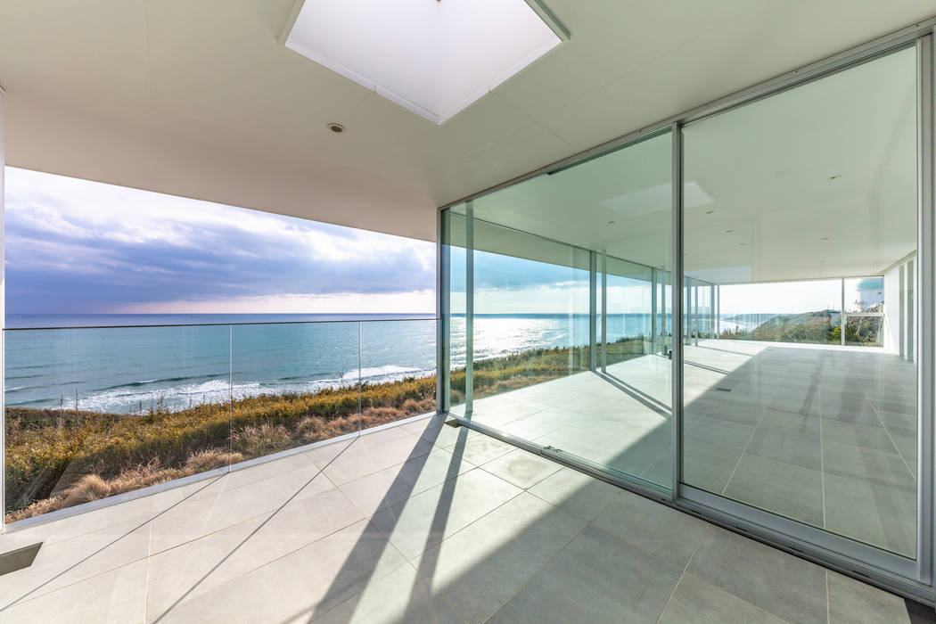 水平線の家 アウトドアリビング Tapo 富岡建築計画事務所 モダンデザインの テラス タイル 白色 Homify