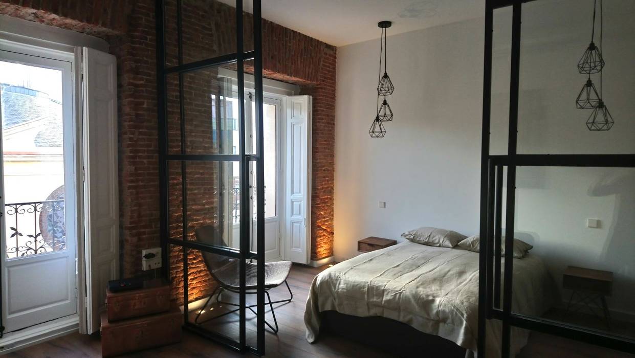 Apartamento turístico en La Latina, GARMA+ZAMBRANO Arquitectura GARMA+ZAMBRANO Arquitectura Dormitorios de estilo industrial Propiedad,Accesorio,Madera,Puerta,Ventana,Piso,Sombra,Piso,Bienes raíces,Techo