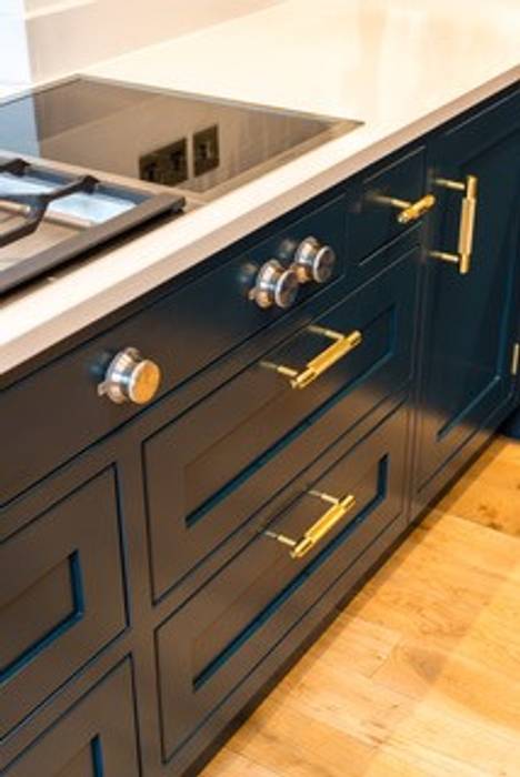 Hague blue painted shaker kitchen, Sculleries of Stockbridge Sculleries of Stockbridge Moderne Küchen Accessoires und Textilien