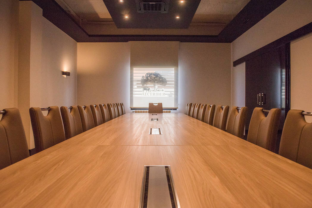 Sala de Reuniones SENZA ESPACIOS Espacios comerciales Madera Acabado en madera OFICINAS,SALA DE REUNIONES,REUNIONES,MESA,MADERA,BLANCO,NEGRO,Edificios de oficinas