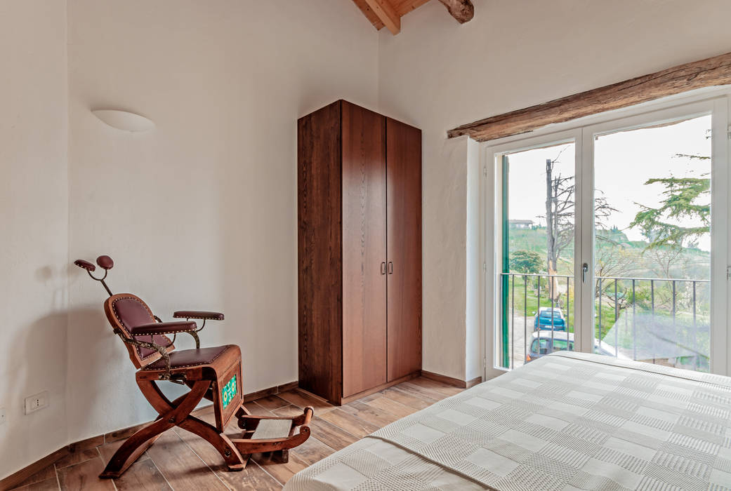 Ristrutturazione di un casale nelle colline del Monferrato, Vivere lo Stile Vivere lo Stile Dormitorios de estilo rústico