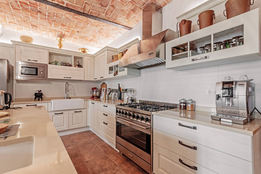 Ristrutturazione di un casale nelle colline del Monferrato, Vivere lo Stile Vivere lo Stile Cucina in stile rustico