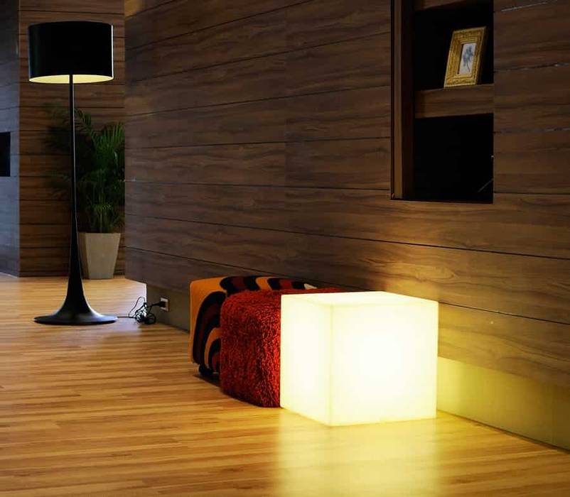LED Leuchtwürfel: Beleuchteter Lounge Hocker, www.skydesign.news - Sichtschutz Terrasse www.skydesign.news - Sichtschutz Terrasse 모던스타일 거실 합성 갈색 스툴 & 의자
