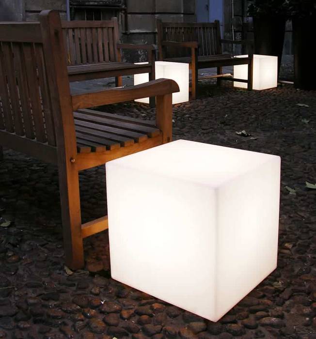 LED Leuchtwürfel: Beleuchteter Lounge Hocker, www.skydesign.news - Sichtschutz Terrasse www.skydesign.news - Sichtschutz Terrasse Jardines modernos Sintético Marrón Iluminación