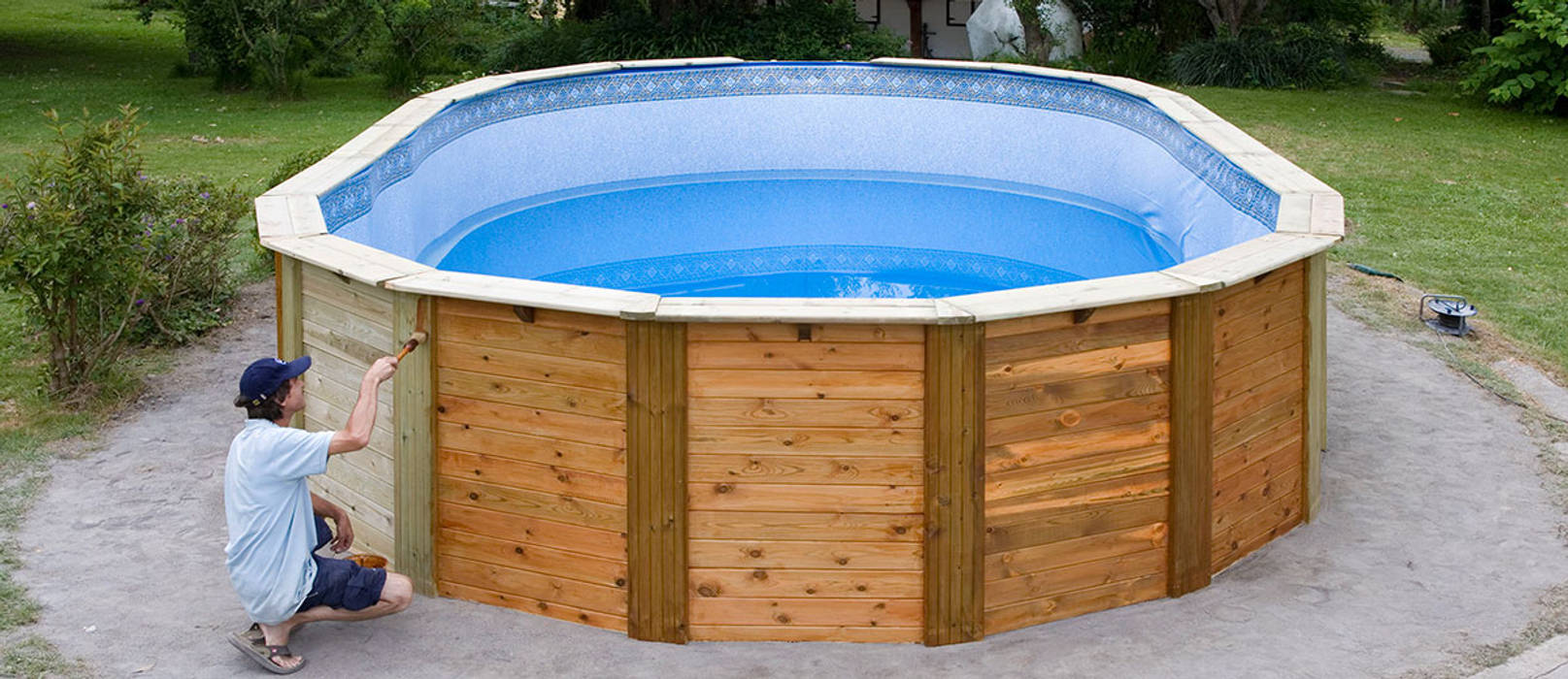 Barnizando una piscina de Madera Outlet Piscinas Piscinas de jardín Madera Acabado en madera piscinas madera,piscina desmontable