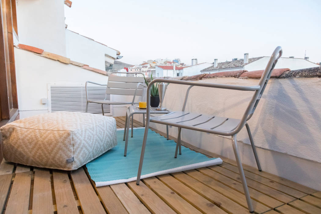 Terraza urbana en el caso antiguo de Cuenca. LA BUHARDILLA DEL HUÉCAR Arte y Vida Arquitectura Casas pequeñas Madera Acabado en madera terraza,casaminimalista,rincón acogedor,mobiliario de exterior,exterior de madera