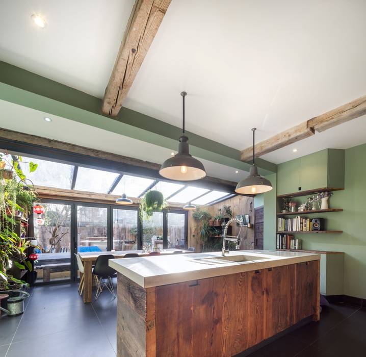 Fairfield South - Kitchen Brandler London 置入式廚房 實木 Multicolored reclaimed barnwood,reclaimed barn wood,reclaimed wood,biophilic,biophilia,sustainable,ecological,environmental,concrete worktops,built-in storage,solid wood shelves