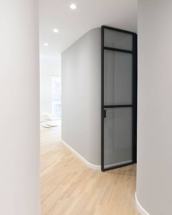 DMC | Round the Corner Apartment, PLUS ULTRA studio PLUS ULTRA studio Glass doors Iron/Steel