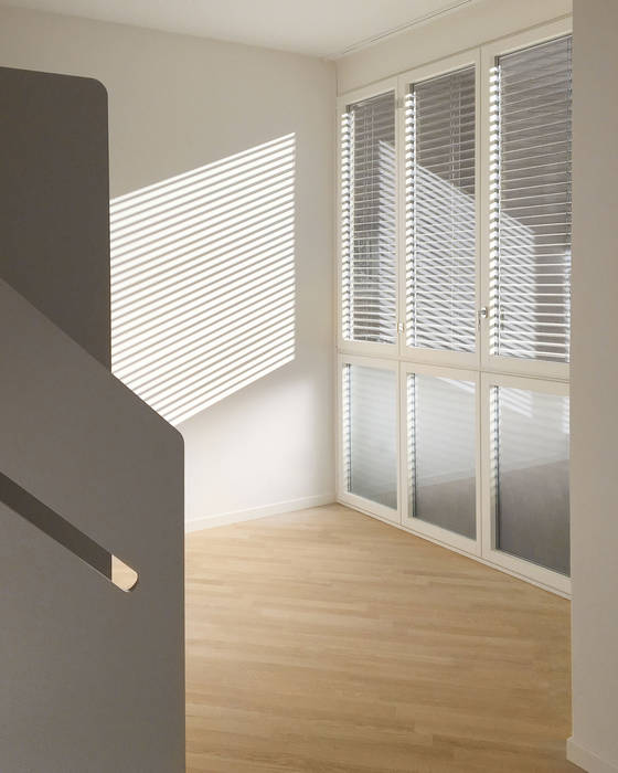 DMC | Round the Corner Apartment, PLUS ULTRA studio PLUS ULTRA studio Teen bedroom Engineered Wood Transparent