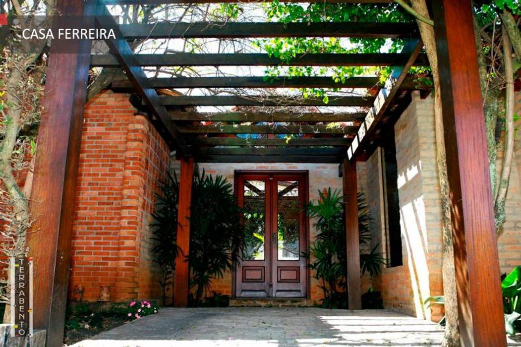 Casa Ferreira, TERRABENTO ARQUITETURA E INTERIORES TERRABENTO ARQUITETURA E INTERIORES 일세대용 주택 우드 + 플라스틱
