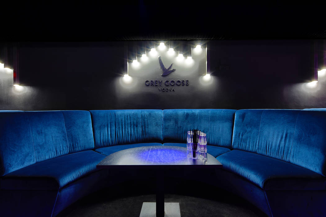 Club Interior - Nachher Grey Goose Lounge Kaldma Interiors - Interior Design aus Karlsruhe samtstoff,samt,loungemöbel,club interior,inneneinrichtung,grey goose,led,teppichfliesen,marmortisch,blau